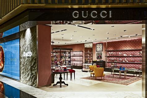 gucci sneakers dubai mall.